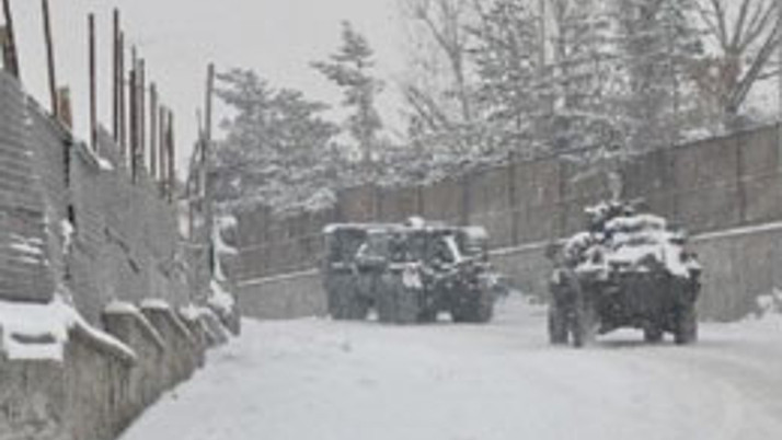 Lapa lapa kar altında askeri sevkiyat