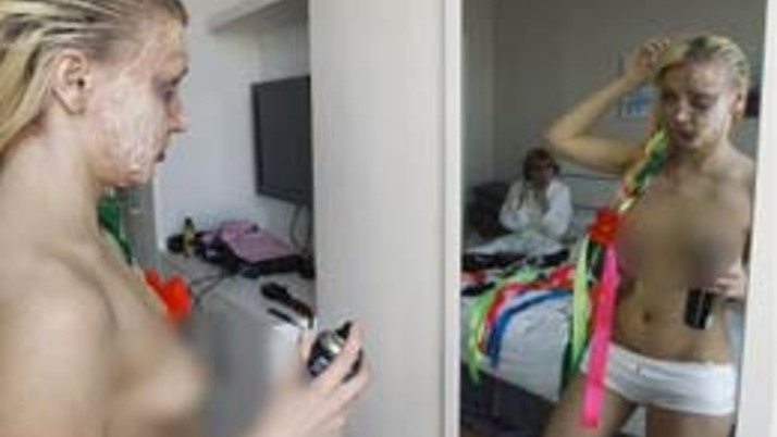 Polis FEMEN'e yapmadığını bırakmamış